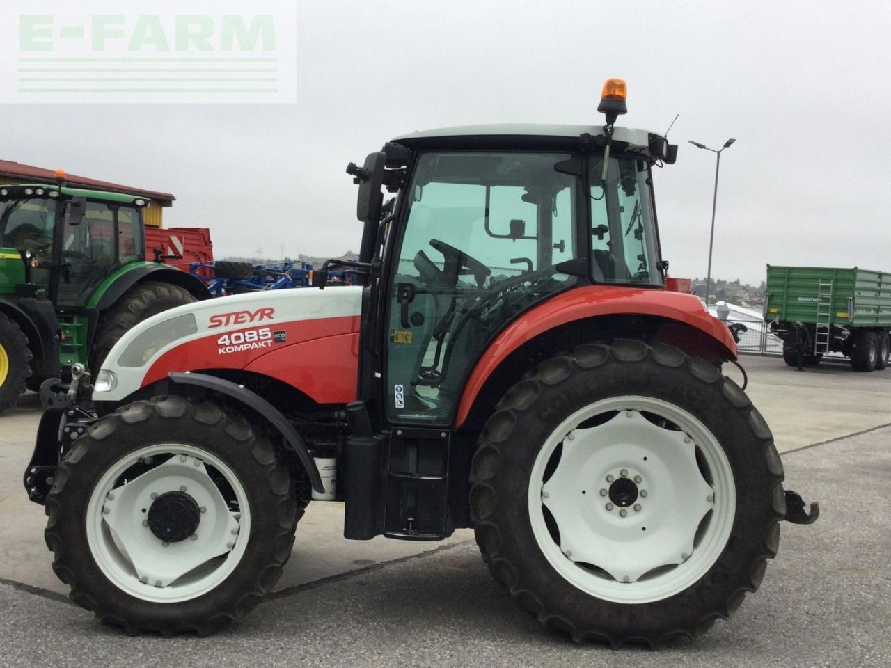 Steyr 4085 Kompakt - Traktor: 2 kép. Steyr 4085 Kompakt - Traktor: 2 kép.