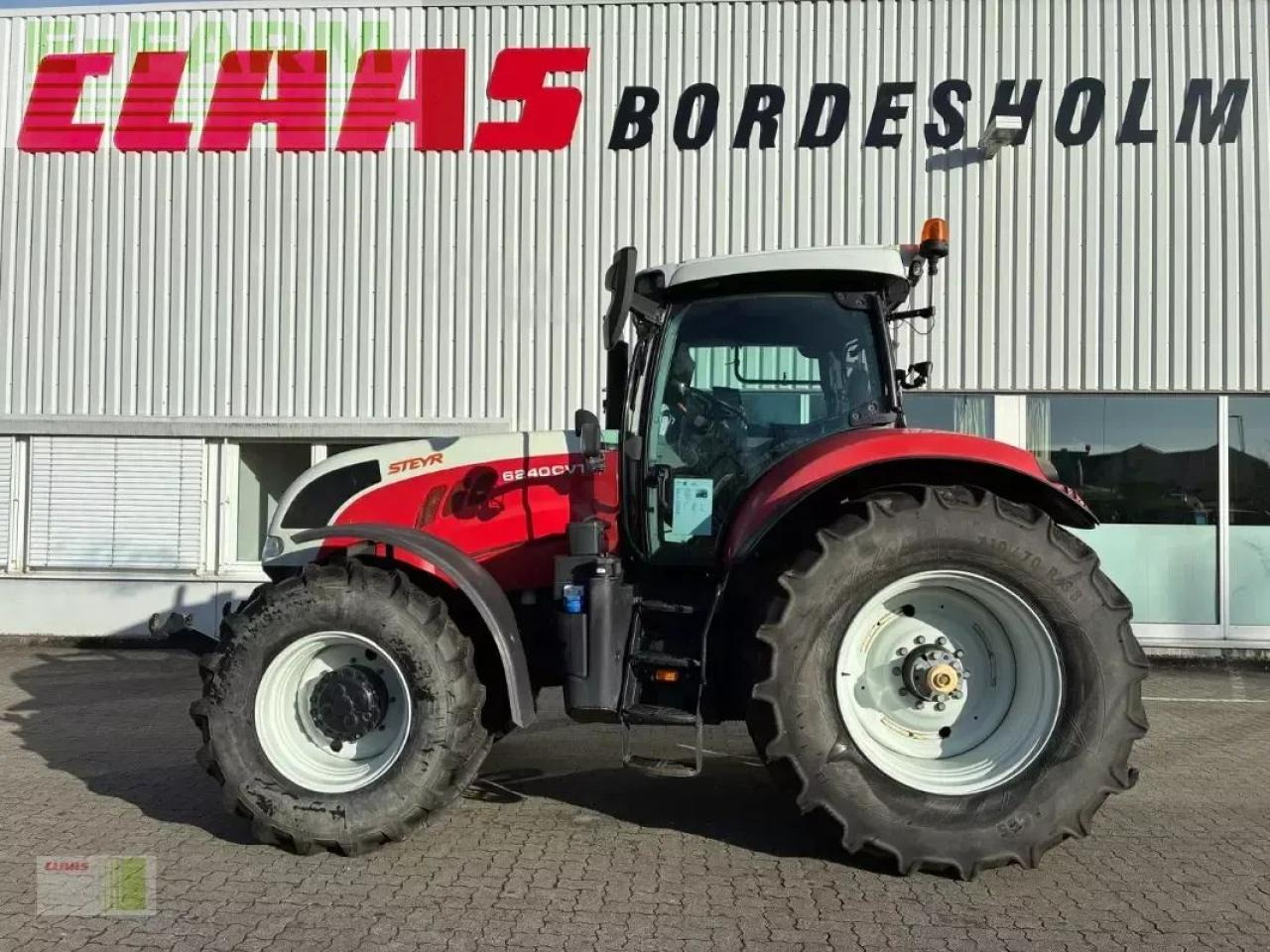 Steyr 6240 cvt (inkl. rtk lenksystem) - Traktor: 1 kép. Steyr 6240 cvt (inkl. rtk lenksystem) - Traktor: 1 kép.