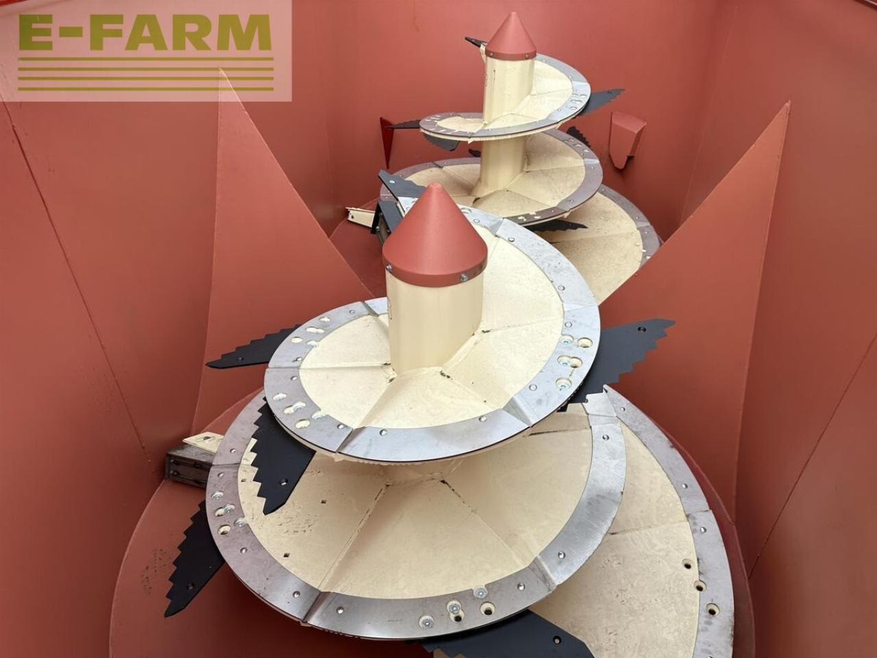 Strautmann verti-mix 2401 double - Állattartás gépei: 4 kép. Strautmann verti-mix 2401 double - Állattartás gépei: 4 kép.