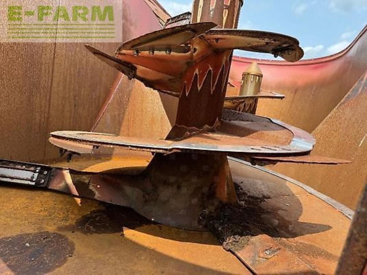 Strautmann vertimix 2401 - Állattartás gépei: 5 kép. Strautmann vertimix 2401 - Állattartás gépei: 5 kép.