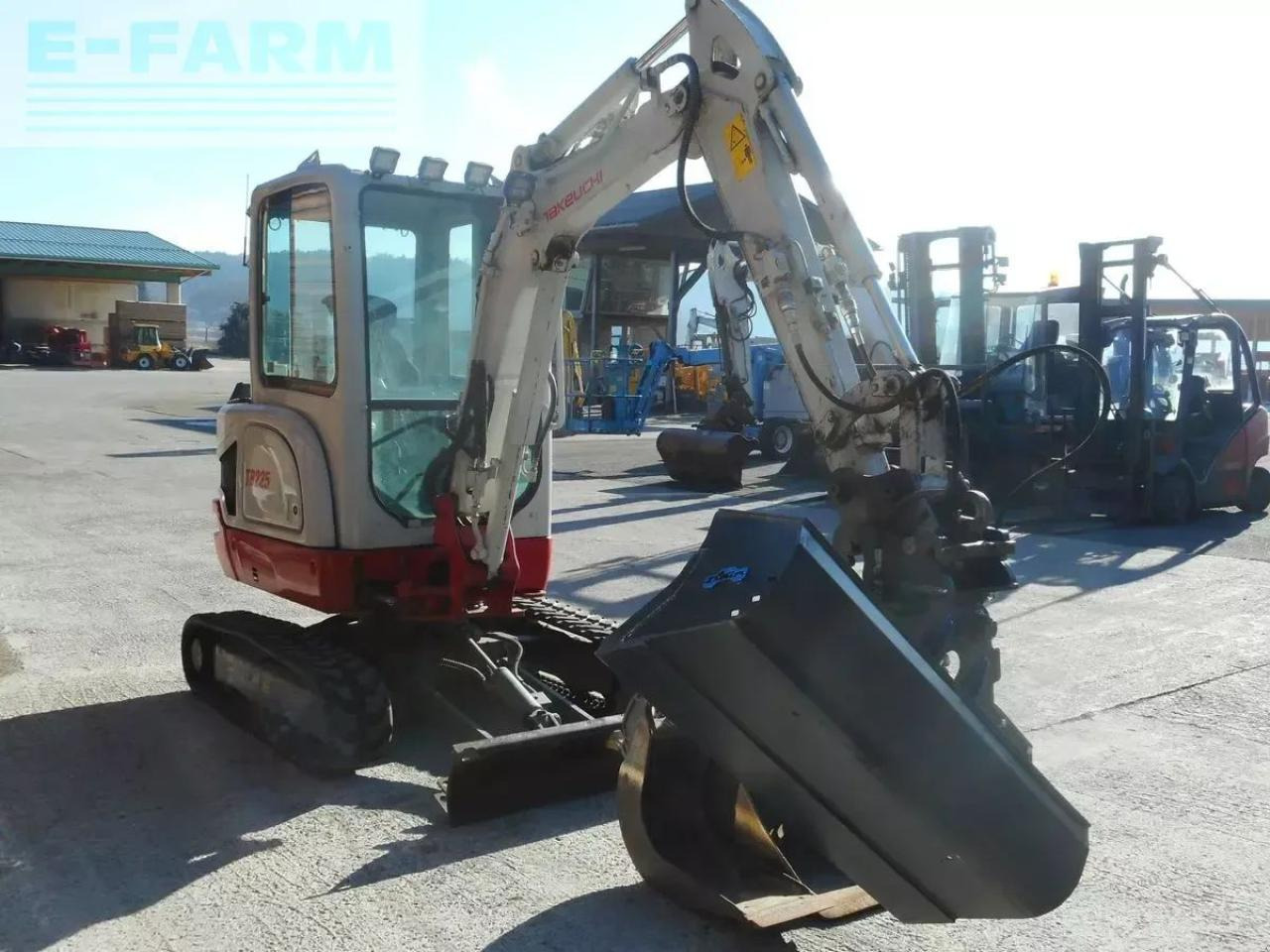 Takeuchi tb 225 ( 2.400kg ) mit hydr. verstellfahrwerk - Minikotró: 5 kép. Takeuchi tb 225 ( 2.400kg ) mit hydr. verstellfahrwerk - Minikotró: 5 kép.