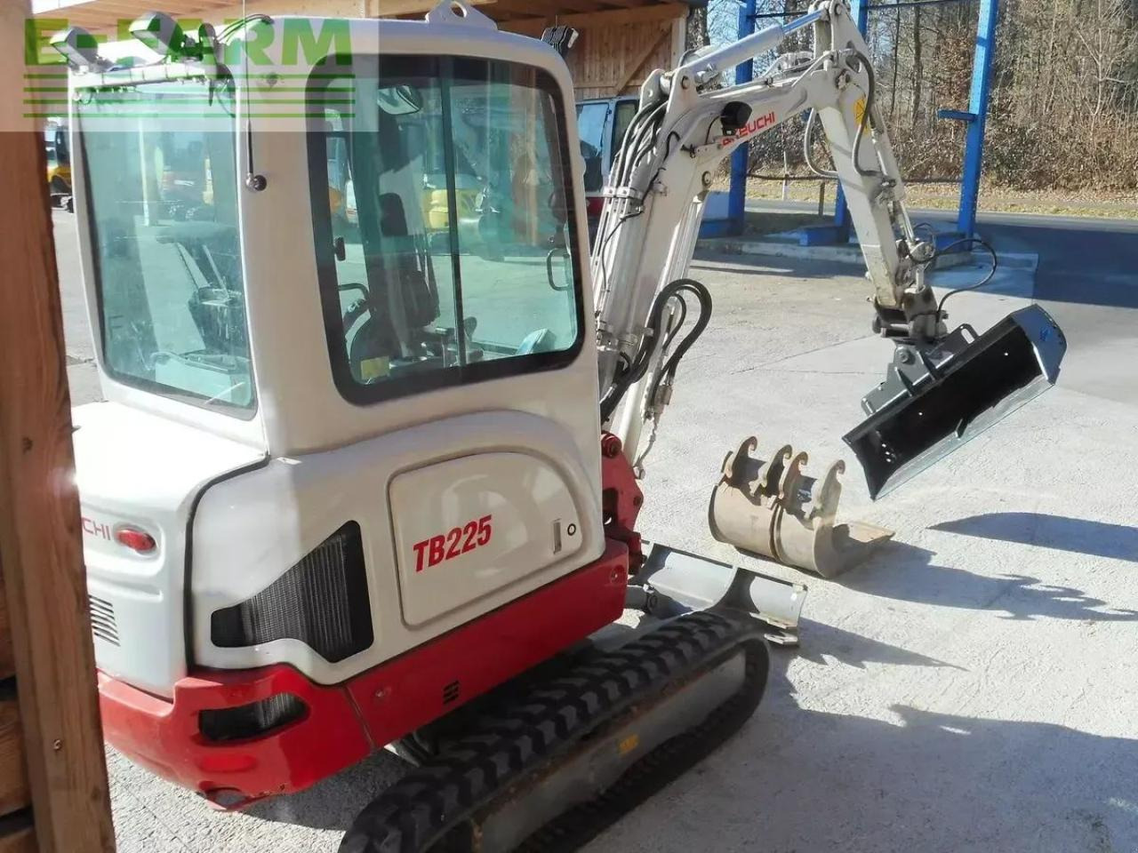 Takeuchi tb 225 ( 2.400kg ) mit hydr. verstellfahrwerk - Minikotró: 4 kép. Takeuchi tb 225 ( 2.400kg ) mit hydr. verstellfahrwerk - Minikotró: 4 kép.