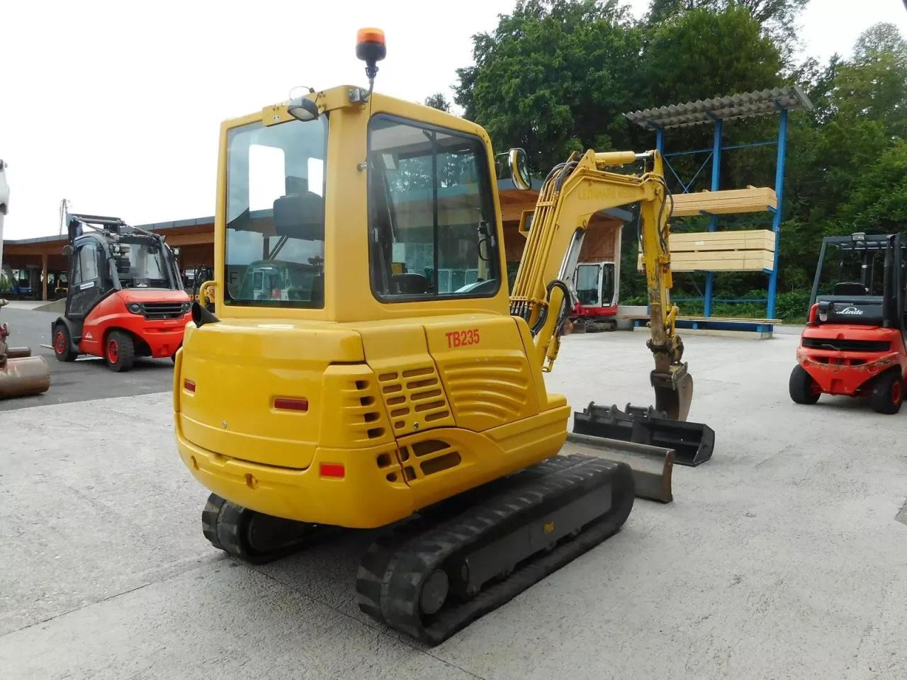 Takeuchi tb 235 ( 3.605kg ) powertilt + hydr. sw - Minikotró: 4 kép. Takeuchi tb 235 ( 3.605kg ) powertilt + hydr. sw - Minikotró: 4 kép.