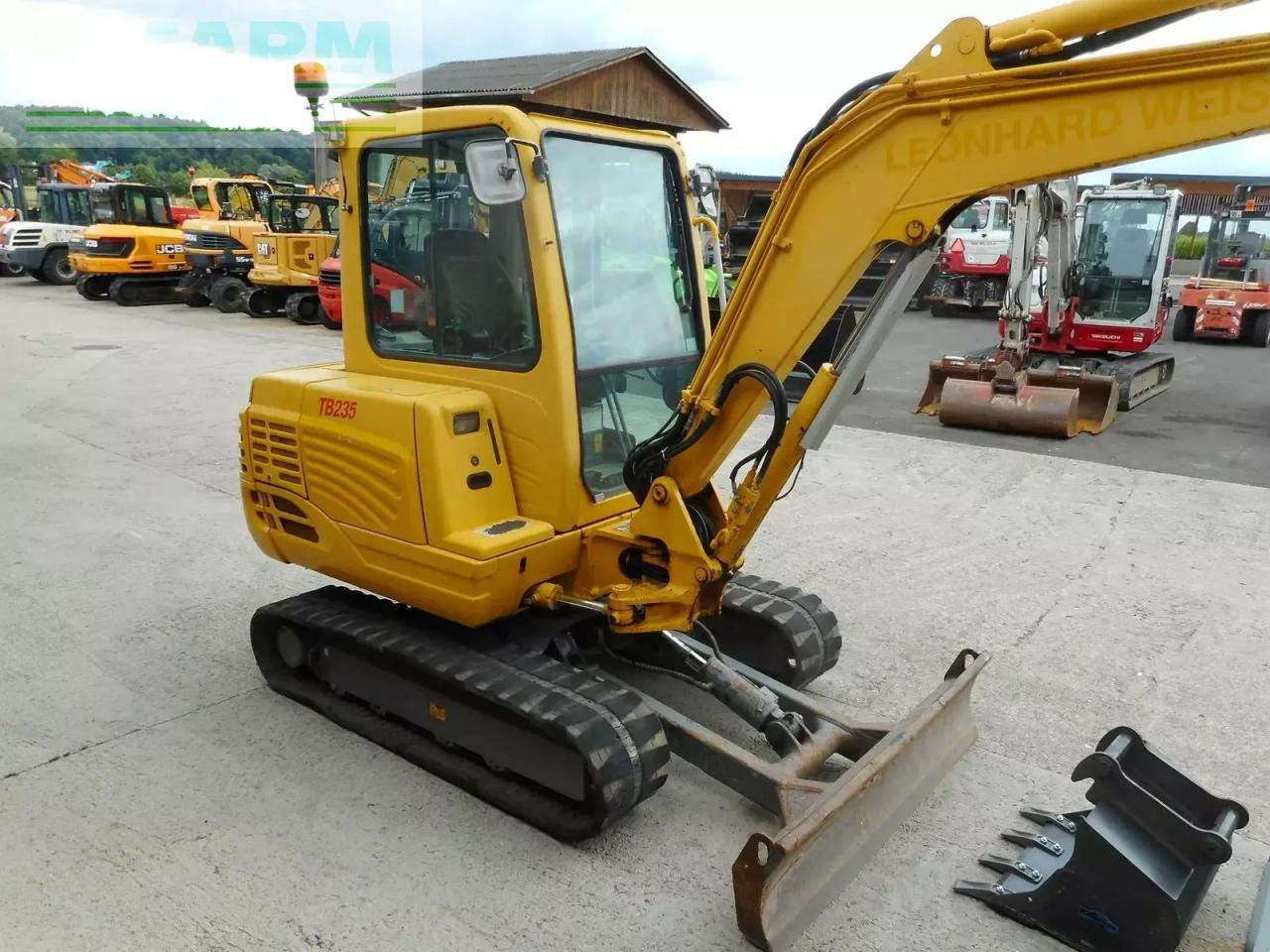 Takeuchi tb 235 ( 3.605kg ) powertilt + hydr. sw - Minikotró: 5 kép. Takeuchi tb 235 ( 3.605kg ) powertilt + hydr. sw - Minikotró: 5 kép.