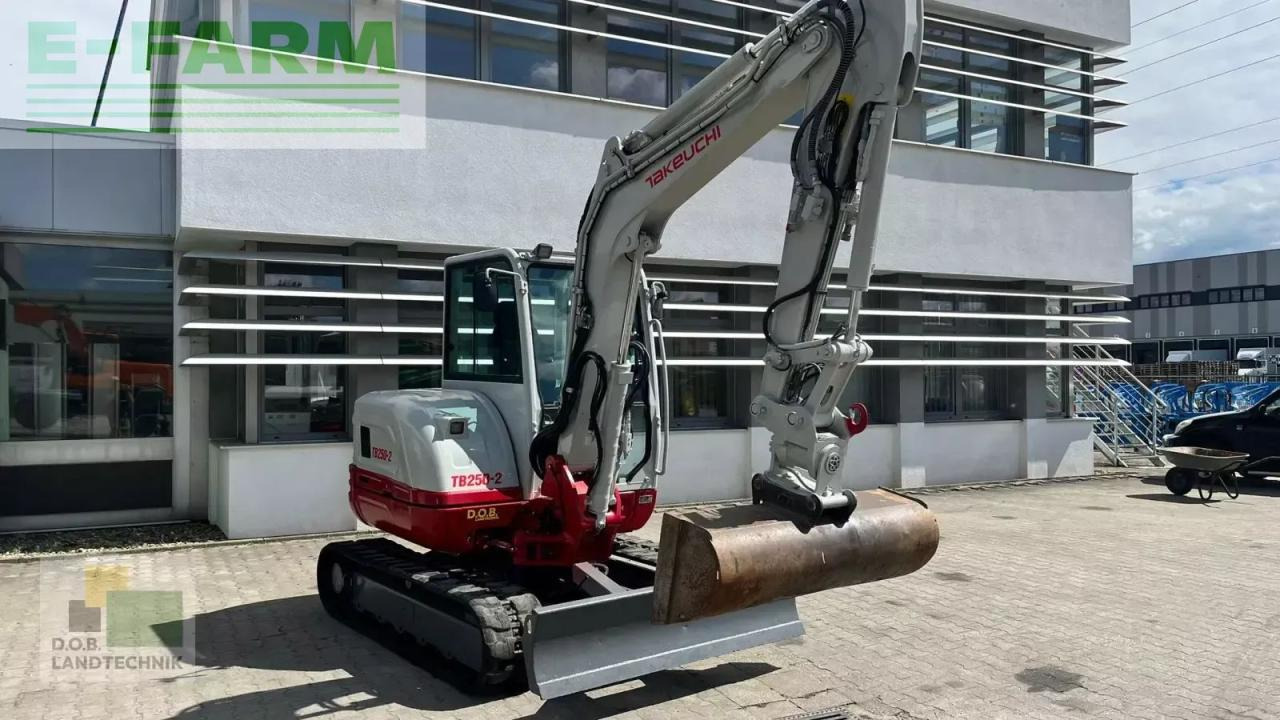 Takeuchi tb 250 - Minikotró: 3 kép. Takeuchi tb 250 - Minikotró: 3 kép.