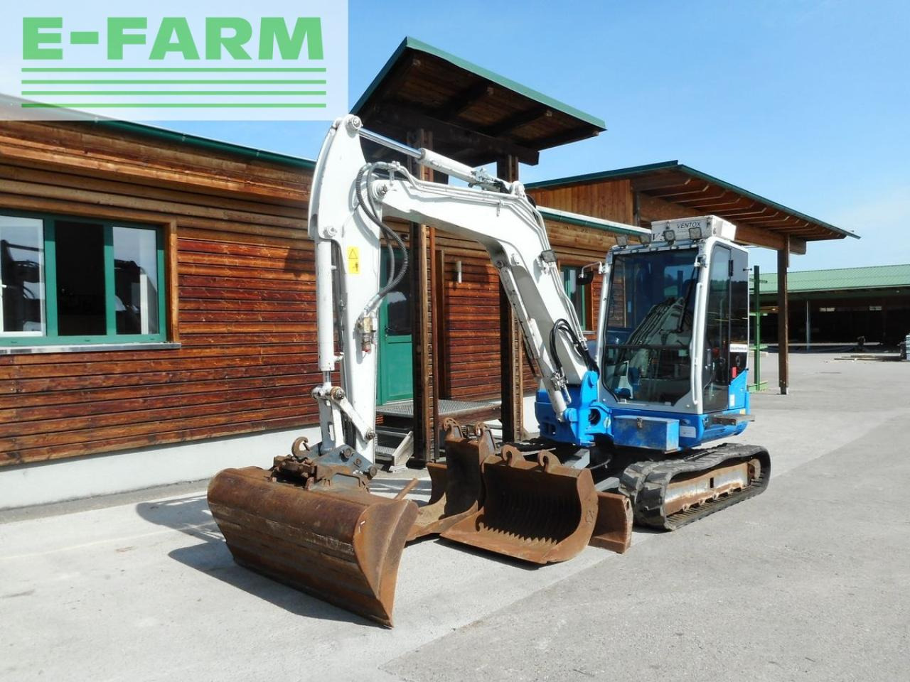 Takeuchi tb 260 ( 5.735kg ) hydr. sw + 3 löffel - Minikotró: 2 kép. Takeuchi tb 260 ( 5.735kg ) hydr. sw + 3 löffel - Minikotró: 2 kép.