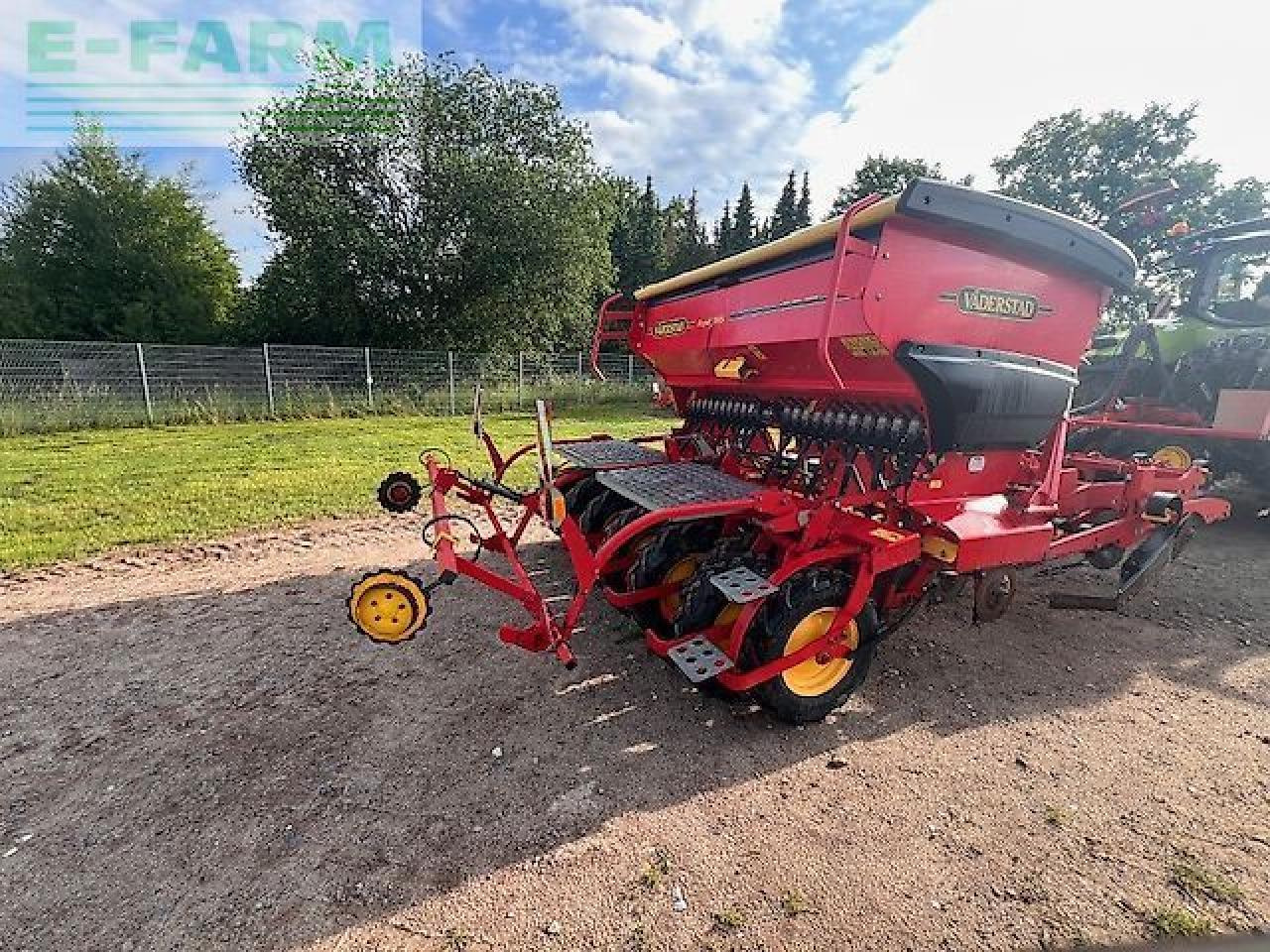 Väderstad rapid 300 s - Szemenkénti vetőgép: 4 kép. Väderstad rapid 300 s - Szemenkénti vetőgép: 4 kép.