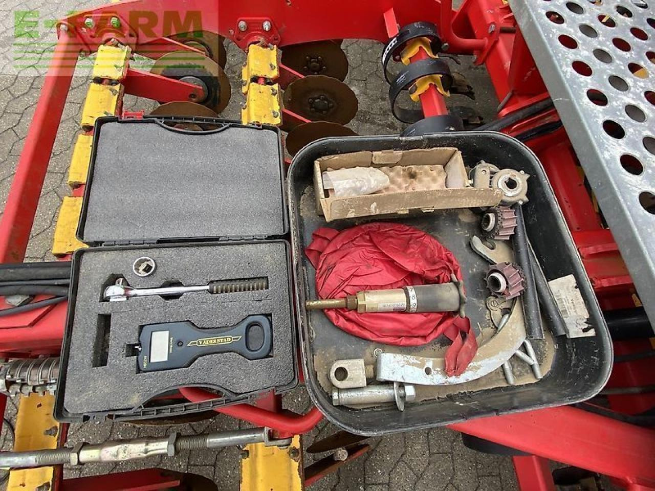 Väderstad rapid 400c - Szemenkénti vetőgép: 5 kép. Väderstad rapid 400c - Szemenkénti vetőgép: 5 kép.