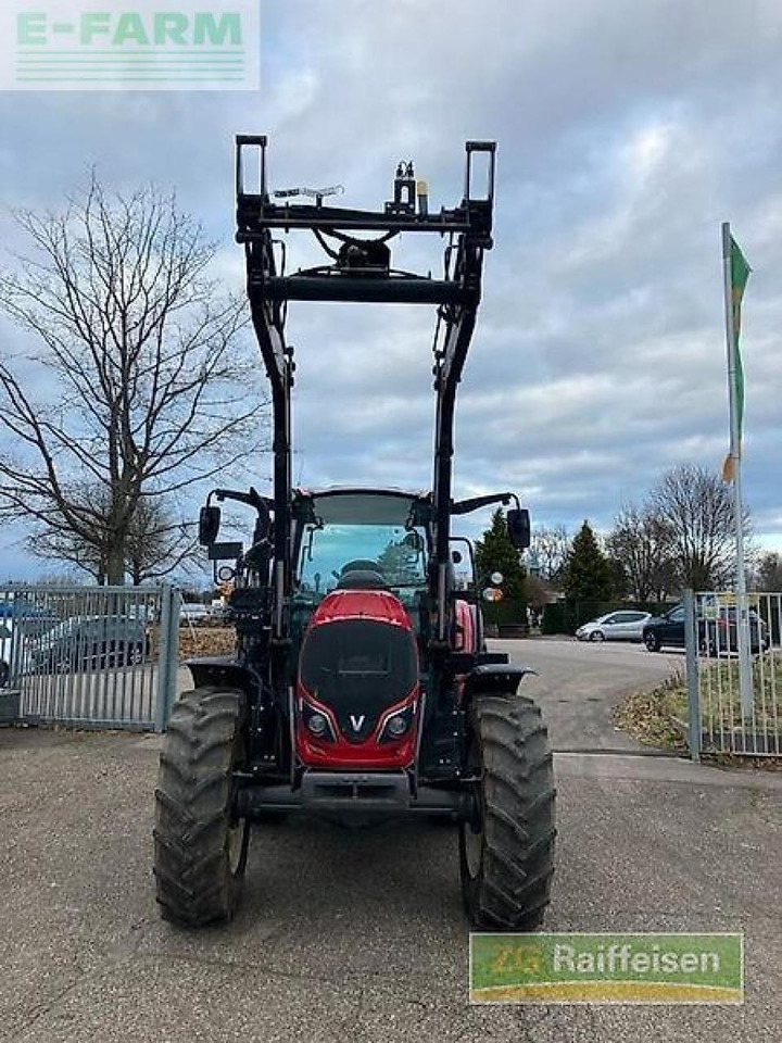 Valtra a104 mit frontlader - Traktor: 2 kép. Valtra a104 mit frontlader - Traktor: 2 kép.