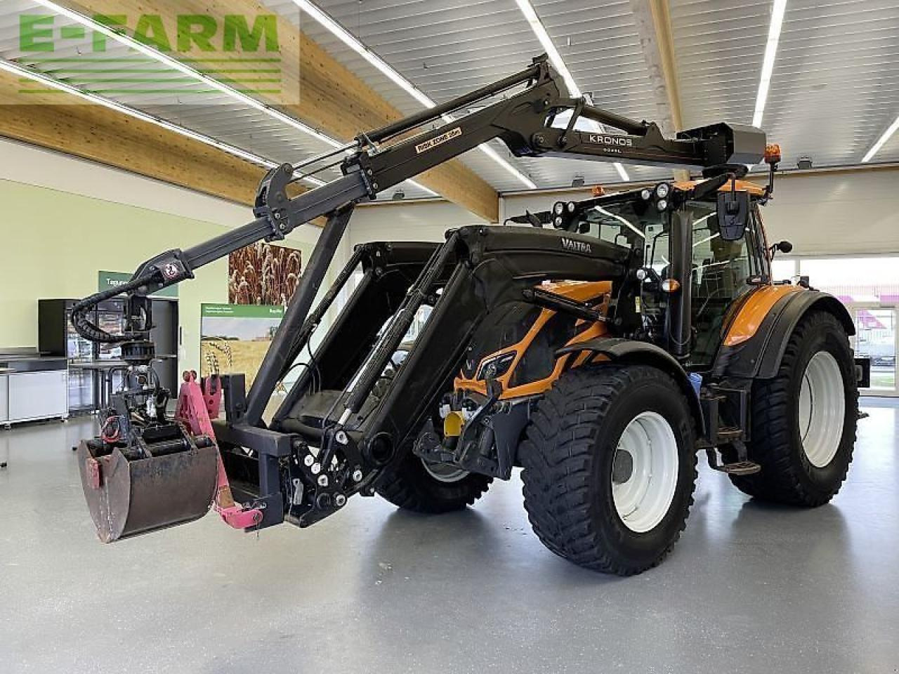 Valtra n154 u. kronos 5020 - Traktor: 1 kép. Valtra n154 u. kronos 5020 - Traktor: 1 kép.