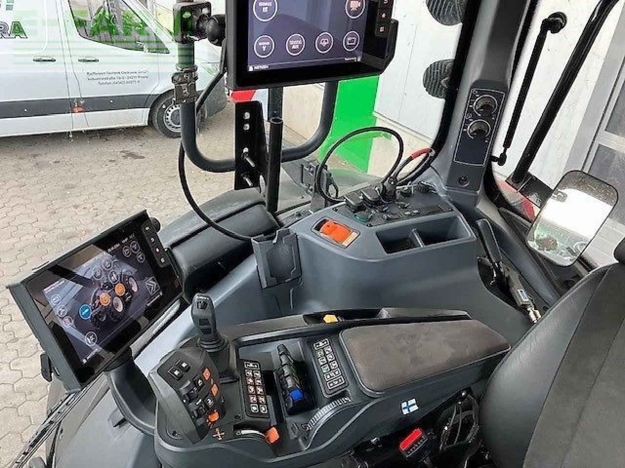 Valtra q305 - Traktor: 3 kép. Valtra q305 - Traktor: 3 kép.