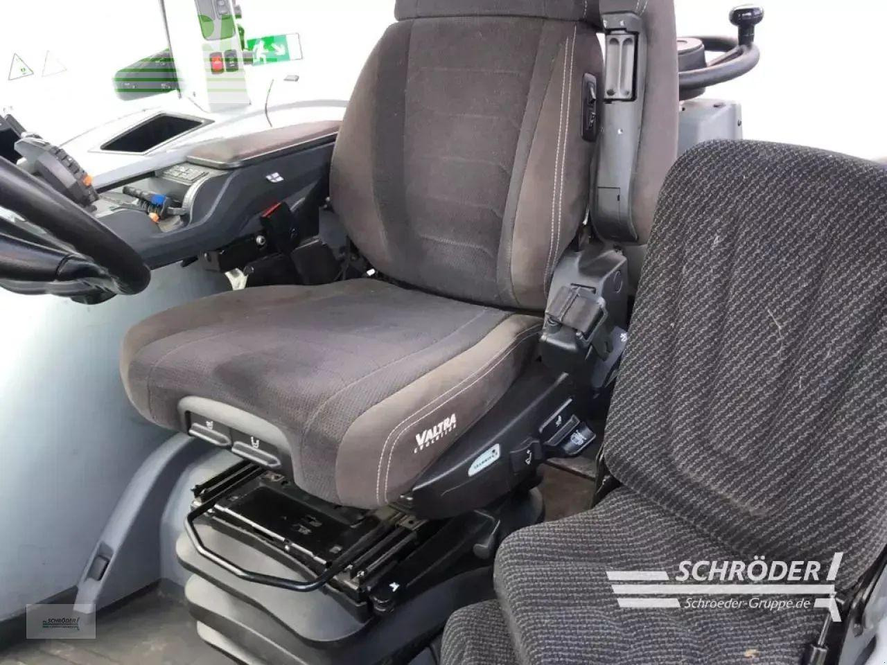 Traktor Valtra s 324 smarttouch | fzw | gps | rüfa: 13 kép. Traktor Valtra s 324 smarttouch | fzw | gps | rüfa: 13 kép.