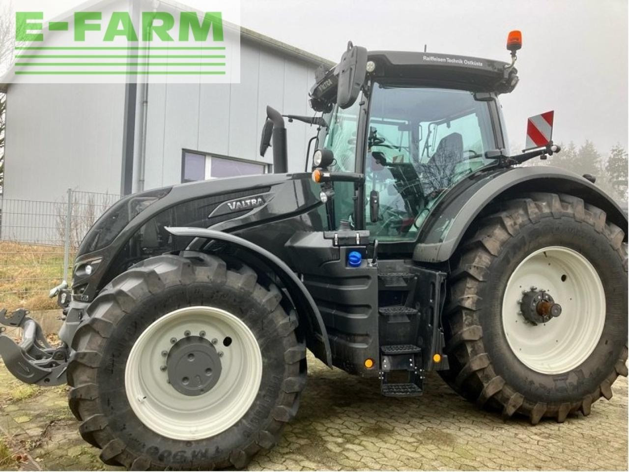 Valtra s324 smarttouch mr19 - Traktor: 2 kép. Valtra s324 smarttouch mr19 - Traktor: 2 kép.