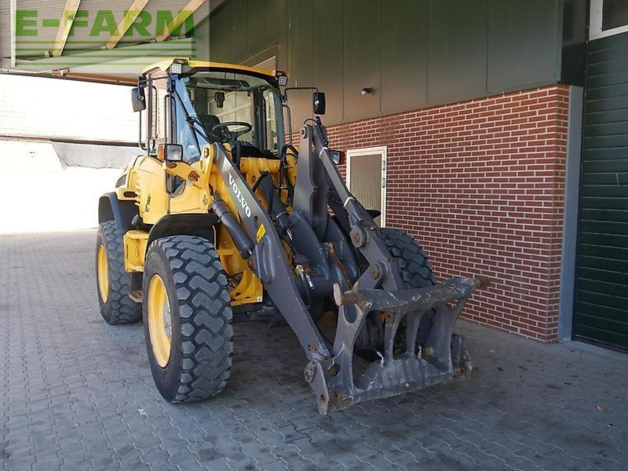 Volvo l45f - Minikotró: 2 kép. Volvo l45f - Minikotró: 2 kép.