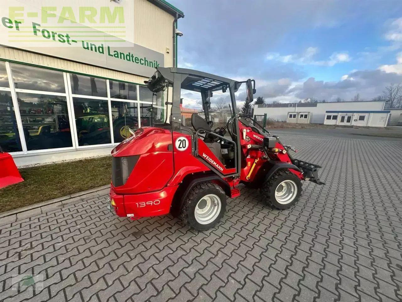 Weidemann 1390 - Gumikerekes homlokrakodó: 4 kép. Weidemann 1390 - Gumikerekes homlokrakodó: 4 kép.