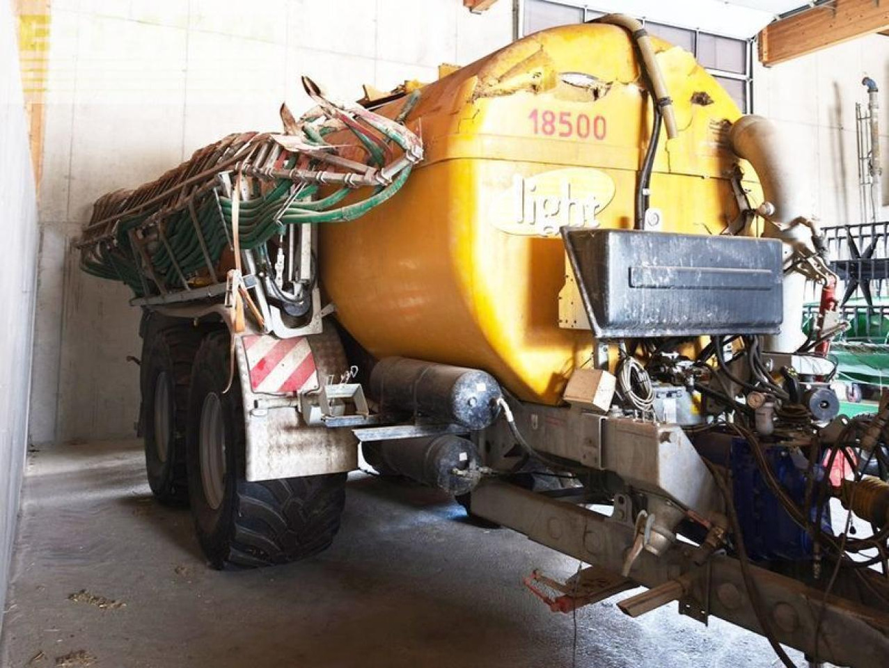 Light 18.500 polyesterfass mit unfallschaden - Szippantó tartálykocsi: 4 kép. Light 18.500 polyesterfass mit unfallschaden - Szippantó tartálykocsi: 4 kép.