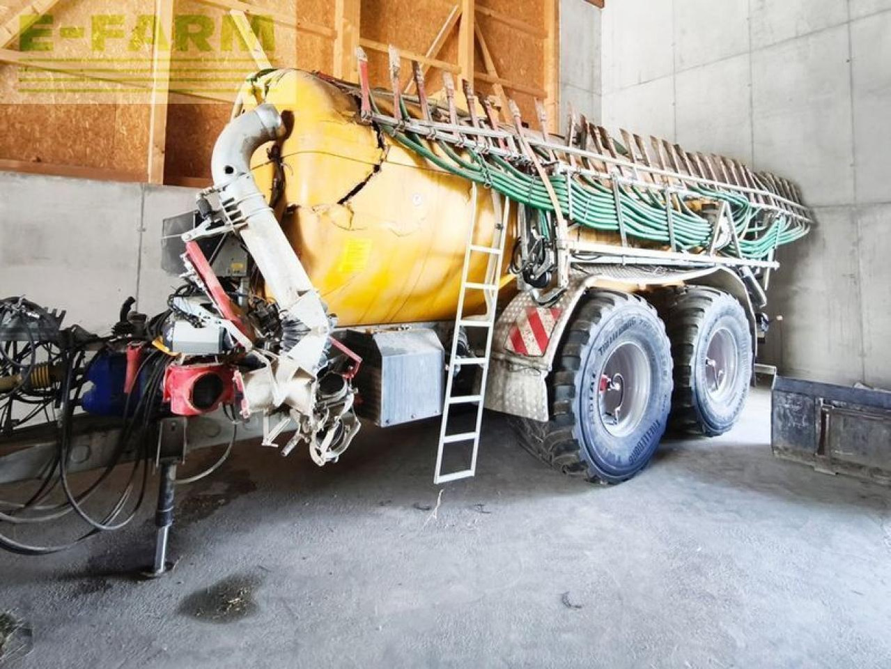 Light 18.500 polyesterfass mit unfallschaden - Szippantó tartálykocsi: 2 kép. Light 18.500 polyesterfass mit unfallschaden - Szippantó tartálykocsi: 2 kép.