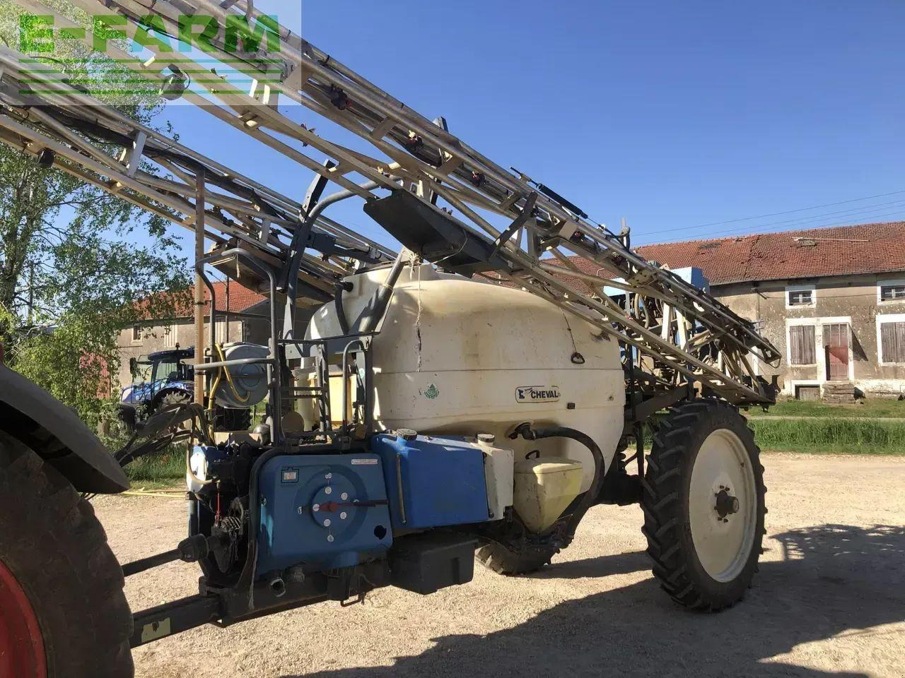 Meteor + 4100 - Vontatott permetezők: 2 kép. Meteor + 4100 - Vontatott permetezők: 2 kép.