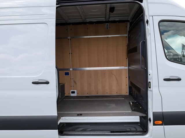 MERCEDES-BENZ Sprinter 317 CDI,3665mm,Automatik,Kamera - Furgon: 2 kép. MERCEDES-BENZ Sprinter 317 CDI,3665mm,Automatik,Kamera - Furgon: 2 kép.