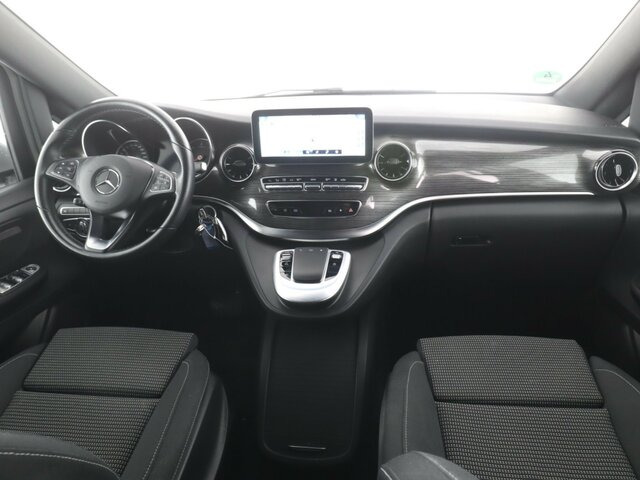 MERCEDES-BENZ V 300 Edition,lang,7-Sitzer,2Schiebetüren,Tisch... - Minibusz, Kisbusz: 2 kép. MERCEDES-BENZ V 300 Edition,lang,7-Sitzer,2Schiebetüren,Tisch... - Minibusz, Kisbusz: 2 kép.