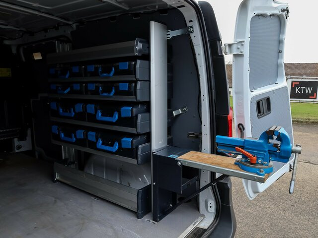 MERCEDES-BENZ Vito114CDI KA lang ,Klima,Sortimo Regalsystem... - Kis furgon: 2 kép. MERCEDES-BENZ Vito114CDI KA lang ,Klima,Sortimo Regalsystem... - Kis furgon: 2 kép.