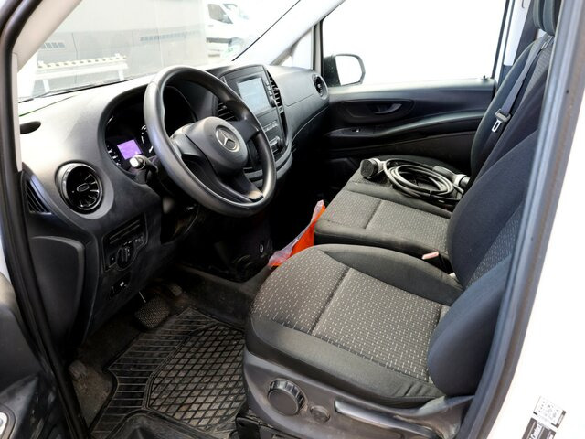 Kis furgon, Elektromos kisteherautó MERCEDES-BENZ eVito 111 KA,lang,Rückfahrkamera,Klima...: 14 kép. Kis furgon, Elektromos kisteherautó MERCEDES-BENZ eVito 111 KA,lang,Rückfahrkamera,Klima...: 14 kép.