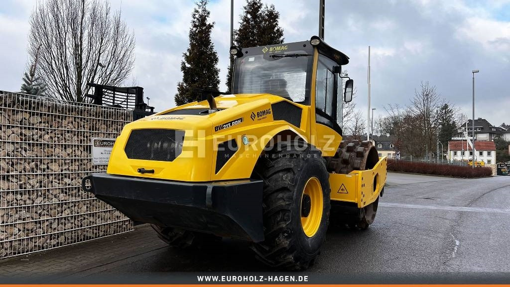 Bomag Stachelwalze BW 213 PDH-5, Schnellgang, Walzenzug - Talajtömörítő: 2 kép. Bomag Stachelwalze BW 213 PDH-5, Schnellgang, Walzenzug - Talajtömörítő: 2 kép.