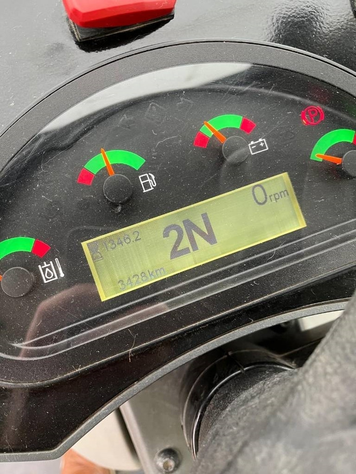 CAT 908 M, bis 35 km/h, Allrad, hydr. Schnellwechsler - Gumikerekes homlokrakodó: 5 kép. CAT 908 M, bis 35 km/h, Allrad, hydr. Schnellwechsler - Gumikerekes homlokrakodó: 5 kép.