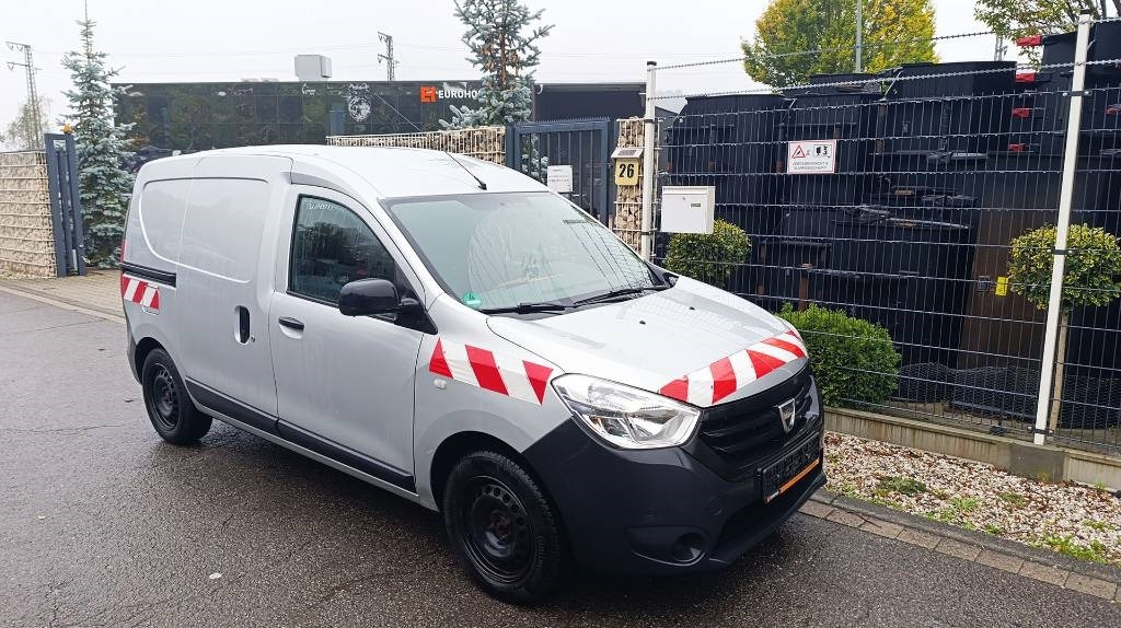 Dacia Dokker Transporter, Kastenwagen mit Schubladen  - Kis furgon: 2 kép. Dacia Dokker Transporter, Kastenwagen mit Schubladen  - Kis furgon: 2 kép.