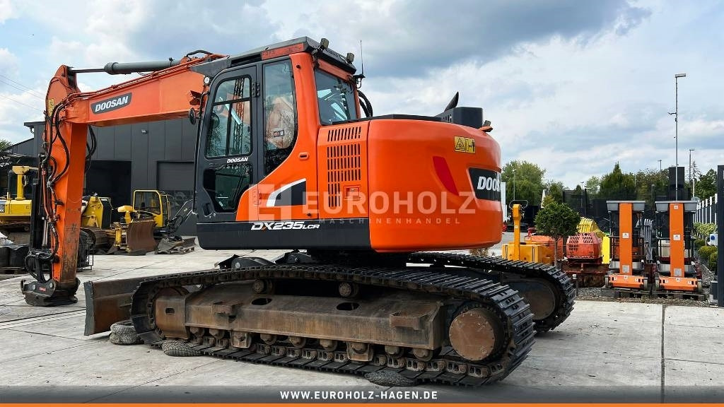 Doosan Kettenbagger DX 235 LCR-5, hyd. SW OilQuick 70-55 - Lánctalpas kotró: 4 kép. Doosan Kettenbagger DX 235 LCR-5, hyd. SW OilQuick 70-55 - Lánctalpas kotró: 4 kép.