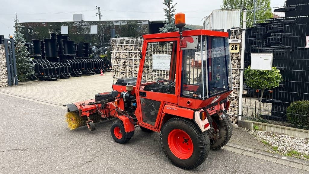 Hako 2300 D Kleintraktor, hyrd. Kehrmaschine, Zapfwelle - Kommunális traktor: 2 kép. Hako 2300 D Kleintraktor, hyrd. Kehrmaschine, Zapfwelle - Kommunális traktor: 2 kép.