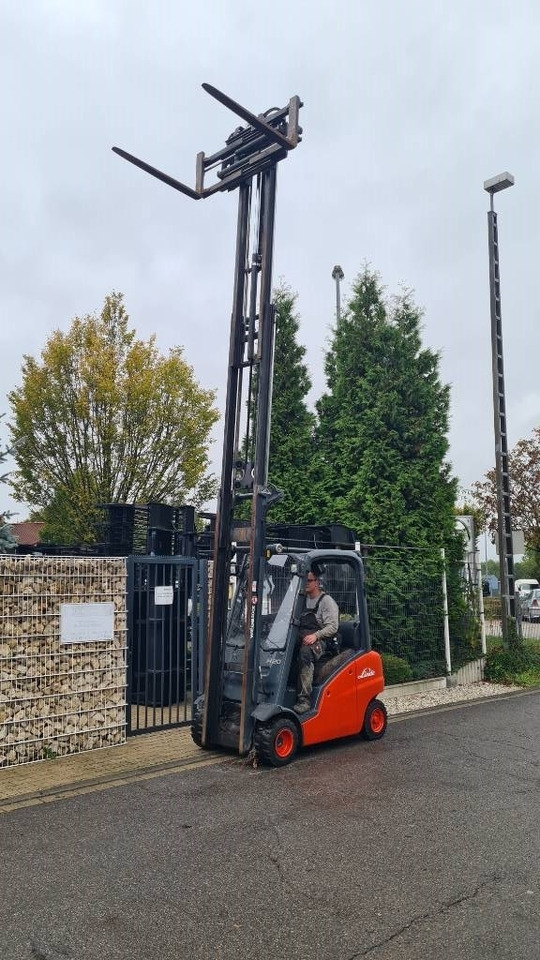 Linde H 20 D, Triplex, Seitenschieber, Positionierer - Dízel targonca: 1 kép. Linde H 20 D, Triplex, Seitenschieber, Positionierer - Dízel targonca: 1 kép.