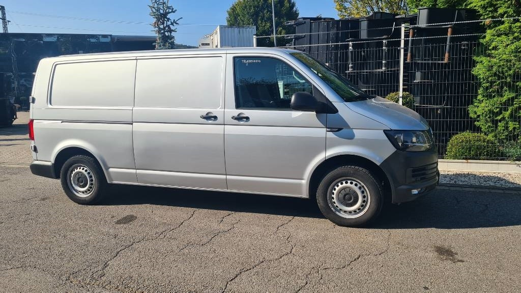 Volkswagen T5 2.0 TDI, Kasten, Werkstattschränke, Klima, AHK - Dobozos kisteherautó: 4 kép. Volkswagen T5 2.0 TDI, Kasten, Werkstattschränke, Klima, AHK - Dobozos kisteherautó: 4 kép.