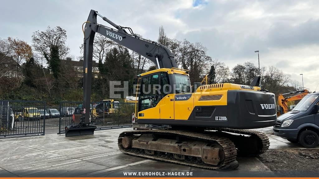 Volvo EC 220, Kettenbagger mit Long Reach, Kamera, Klima - Lánctalpas kotró: 3 kép. Volvo EC 220, Kettenbagger mit Long Reach, Kamera, Klima - Lánctalpas kotró: 3 kép.