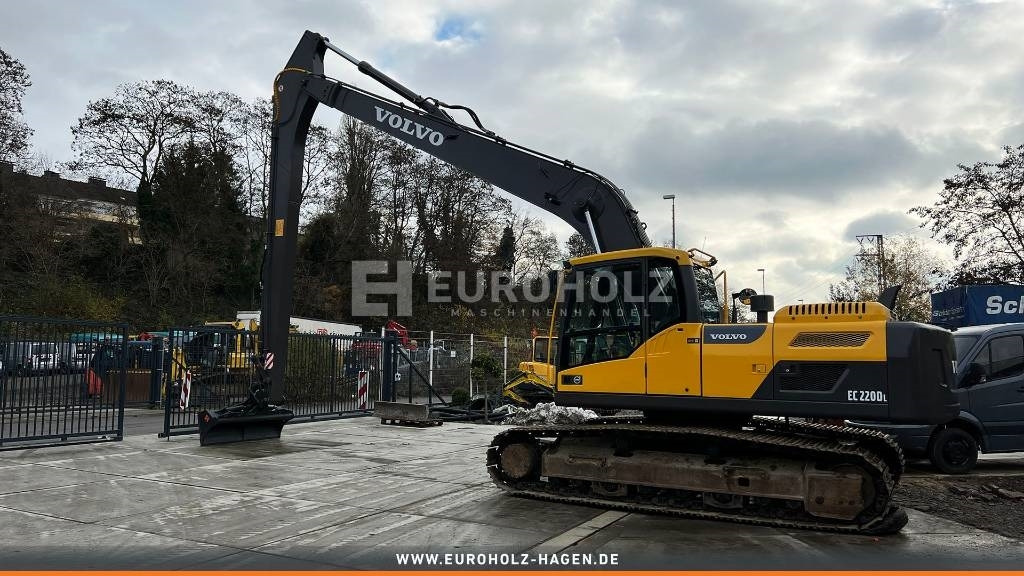 Volvo EC 220, Kettenbagger mit Long Reach, Kamera, Klima - Lánctalpas kotró: 2 kép. Volvo EC 220, Kettenbagger mit Long Reach, Kamera, Klima - Lánctalpas kotró: 2 kép.
