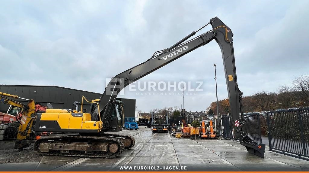 Volvo EC 220, Kettenbagger mit Long Reach, Kamera, Klima - Lánctalpas kotró: 1 kép. Volvo EC 220, Kettenbagger mit Long Reach, Kamera, Klima - Lánctalpas kotró: 1 kép.