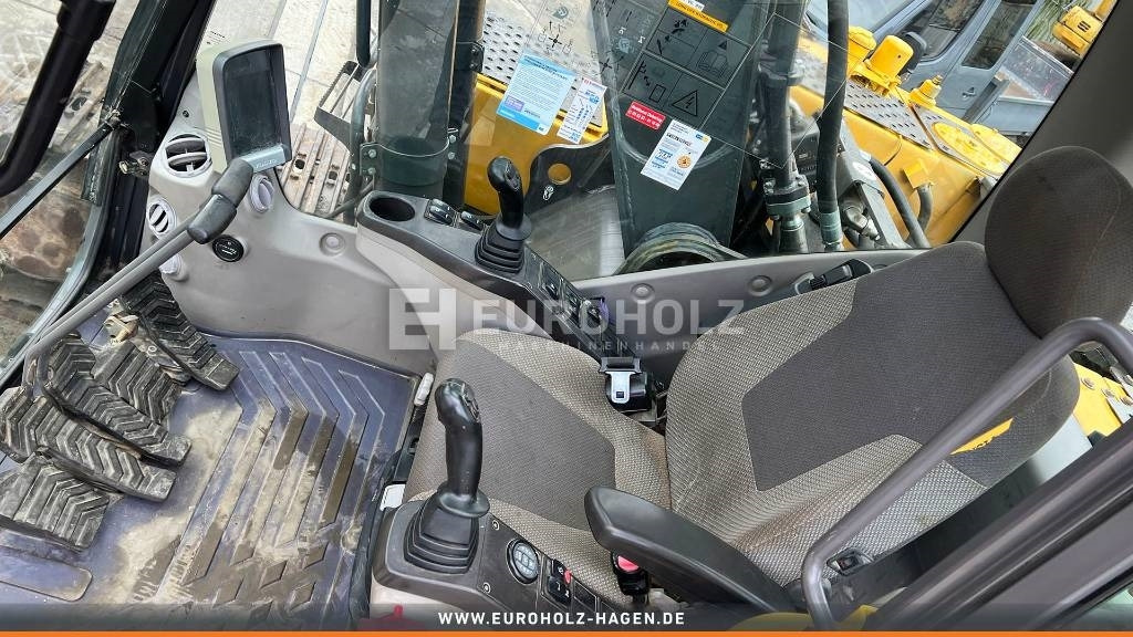 Volvo EC 220, Kettenbagger mit Long Reach, Kamera, Klima - Lánctalpas kotró: 4 kép. Volvo EC 220, Kettenbagger mit Long Reach, Kamera, Klima - Lánctalpas kotró: 4 kép.