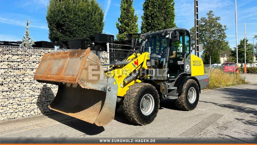 Wacker Neuson WL60 Radlader, hydr. Klappschaufel, 3. Steuerkreis - Gumikerekes homlokrakodó: 1 kép. Wacker Neuson WL60 Radlader, hydr. Klappschaufel, 3. Steuerkreis - Gumikerekes homlokrakodó: 1 kép.