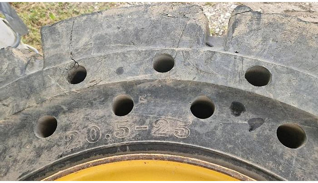 Big Vollgummi Räder 20,5 x 25 mit Volvo Felgen - Gumiabroncs: 5 kép. Big Vollgummi Räder 20,5 x 25 mit Volvo Felgen - Gumiabroncs: 5 kép.