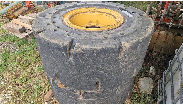 Big Vollgummi Räder 20,5 x 25 mit Volvo Felgen - Gumiabroncs: 1 kép. Big Vollgummi Räder 20,5 x 25 mit Volvo Felgen - Gumiabroncs: 1 kép.