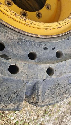 Big Vollgummi Räder 20,5 x 25 mit Volvo Felgen - Gumiabroncs: 4 kép. Big Vollgummi Räder 20,5 x 25 mit Volvo Felgen - Gumiabroncs: 4 kép.