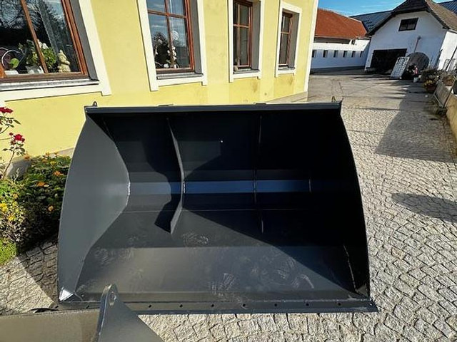 Big Volumenschaufel 200 cm mit Manitou Aufnahme - Kanál: 1 kép. Big Volumenschaufel 200 cm mit Manitou Aufnahme - Kanál: 1 kép.