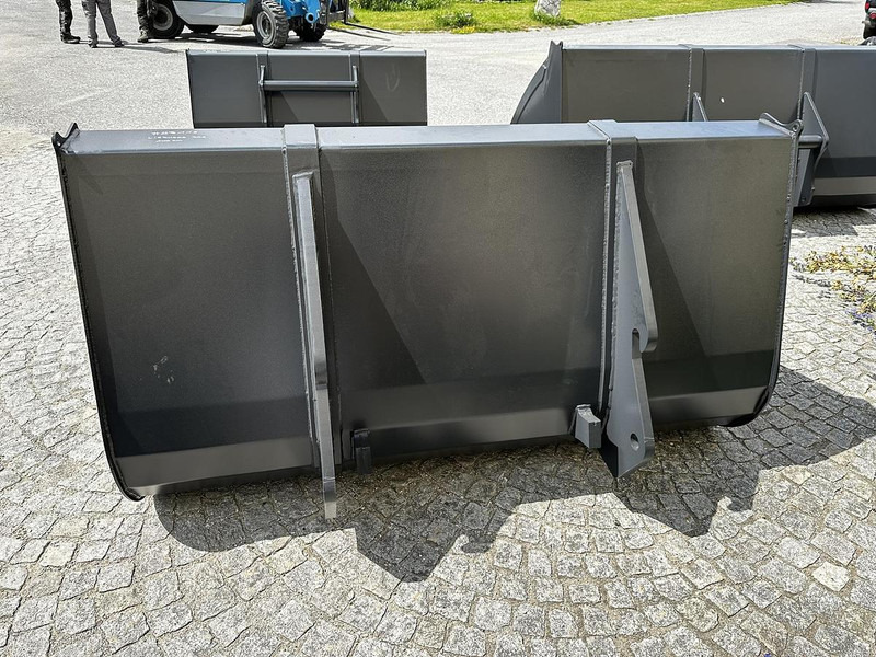 Big Volumenschaufel 200cm mit Liebherr 509 Aufnahme - Kanál: 3 kép. Big Volumenschaufel 200cm mit Liebherr 509 Aufnahme - Kanál: 3 kép.