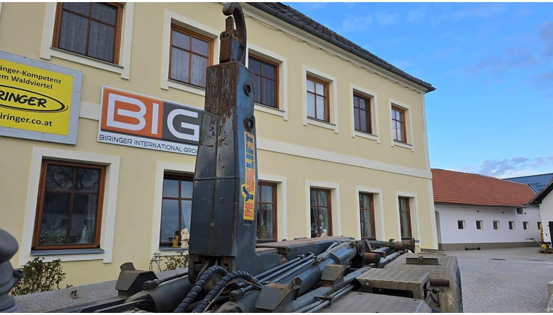 HYVA Hakenlift mit Knick - Teleskoparm - Multiliftes/ Konténerszállító pótkocsi: 4 kép. HYVA Hakenlift mit Knick - Teleskoparm - Multiliftes/ Konténerszállító pótkocsi: 4 kép.