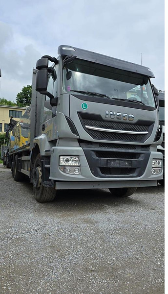 Iveco Stralis 6x2 Baustoffpritsche mit Hiab 228-E5 Kran - Platós teherautó: 2 kép. Iveco Stralis 6x2 Baustoffpritsche mit Hiab 228-E5 Kran - Platós teherautó: 2 kép.
