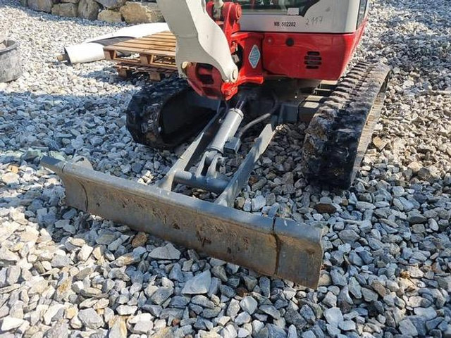 Takeuchi TB216 Minibagger - Minikotró: 3 kép. Takeuchi TB216 Minibagger - Minikotró: 3 kép.