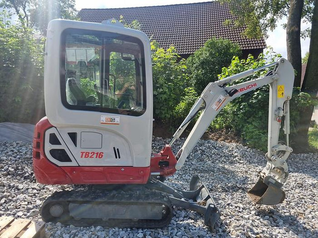 Takeuchi TB216 Minibagger - Minikotró: 2 kép. Takeuchi TB216 Minibagger - Minikotró: 2 kép.