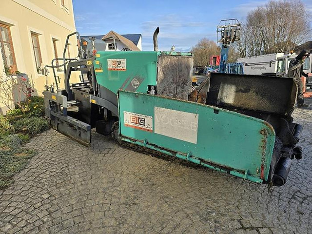 Vögele Super 800 Asphaltfertiger - Aszfaltozó gép: 1 kép. Vögele Super 800 Asphaltfertiger - Aszfaltozó gép: 1 kép.