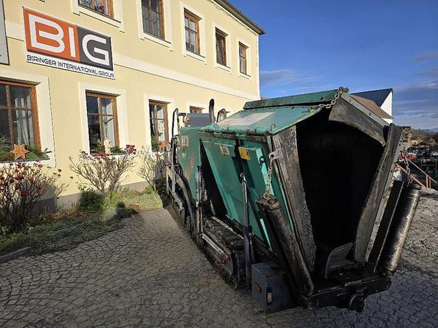 Vögele Super 800 Asphaltfertiger - Aszfaltozó gép: 3 kép. Vögele Super 800 Asphaltfertiger - Aszfaltozó gép: 3 kép.