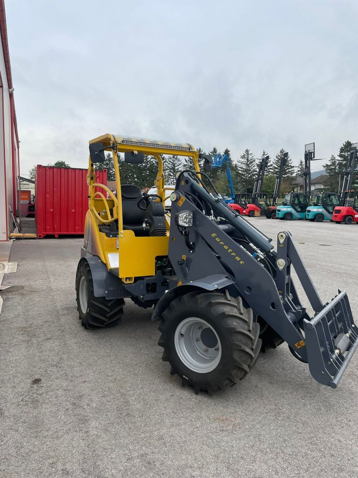 Eurotrac Eurotrac 820/W12S - Gumikerekes homlokrakodó: 4 kép. Eurotrac Eurotrac 820/W12S - Gumikerekes homlokrakodó: 4 kép.
